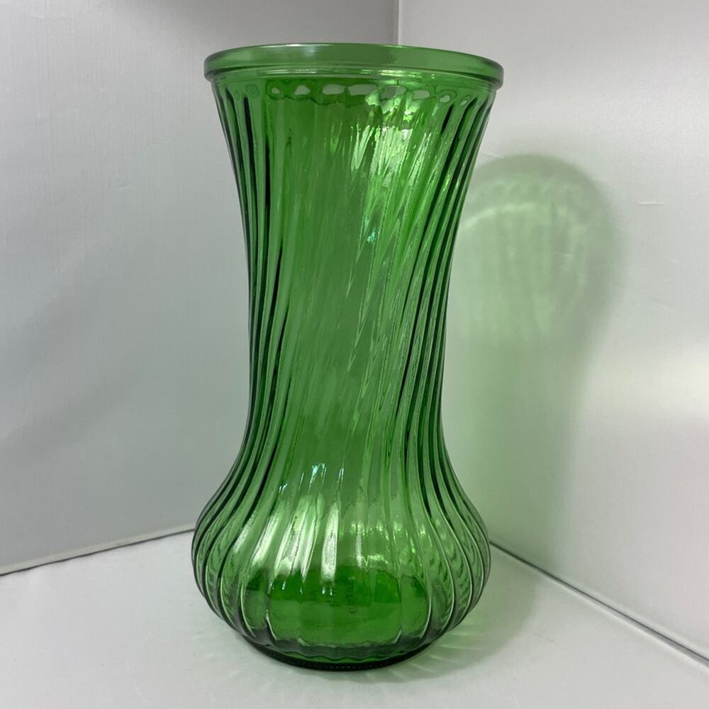 Vintage Emerald Green Hoosier Ribbed Glass Vase 8.5" in a Swirl Design‎ No 4090